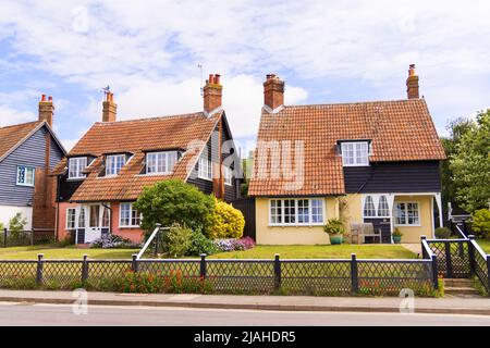 Attraktive Häuser mit Blick auf die Meare. Thorpeness, Suffolk. VEREINIGTES KÖNIGREICH. Stockfoto