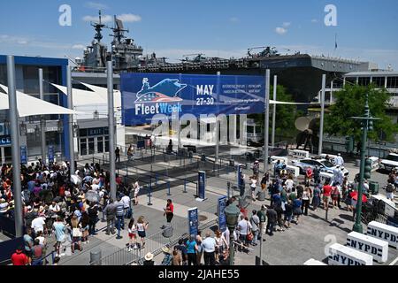 Während der Fleet Week am 30. Mai 2 warten die Menschen darauf, Militärschiffe im Intrepid Sea, Air & Space Museum zu sehen Stockfoto