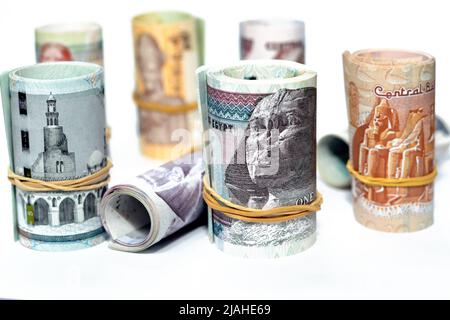 Ägypten Geldrolle Pfund Banknoten isoliert auf weißem Hintergrund, ägyptische Pfund Geldscheine aufgerollt mit Gummibändern von 200 LE, 100, 50, 20, 1 Stockfoto