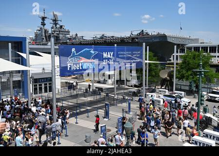 Während der Fleet Week am 30. Mai 2 warten die Menschen darauf, Militärschiffe im Intrepid Sea, Air & Space Museum zu sehen Stockfoto