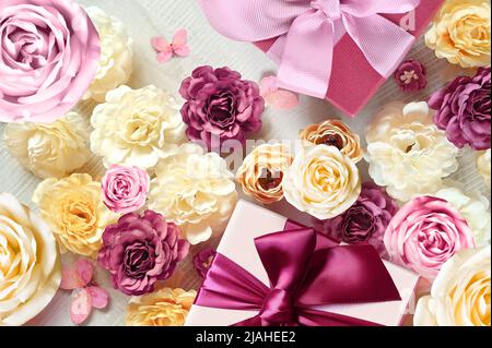 Bunte Rosen und Geschenkbox auf weißem Hintergrund. Schön, gut für Urlaub und Geschenk. Blumenmuster. Stockfoto