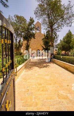 Außenansicht der griechisch-orthodoxen Basilika des Heiligen Georg Madaba. Heimat der Madaba Mosaikkarte Stockfoto