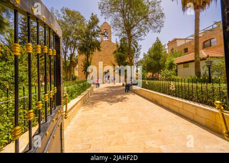 Außenansicht der griechisch-orthodoxen Basilika des Heiligen Georg Madaba. Heimat der Madaba Mosaikkarte Stockfoto