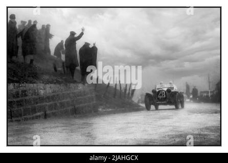 MILLE MIGLIA 1934 aus dem Regen und der Dunkelheit das Siegerauto Alfa Romeo 8c 2600 Nummer 28 die Gewinner von Mille Miglia am 08. April 1934 waren Achille Varzi und Amedeo Bignami, die diesen Alfa Romeo 8C 2600 von Brianza (Eintrag #48) fuhren. Datum: 8. April 1934 Stockfoto