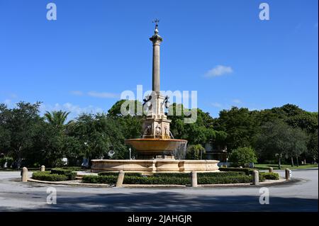 Coral Gables, Florida - 14. Mai 2022 - DeSoto Plaza und Fountain am sonnigen Maimorgen. Stockfoto