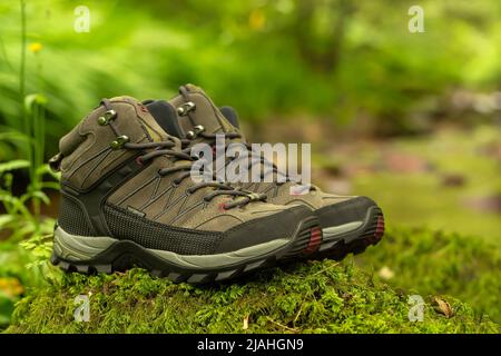 Moderne wasserdichte Bergwanderschuhe mit Naturhintergrund Stockfoto