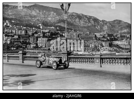 Der Grand Prix von Monaco 1931 mit Achille Varzi fuhr einen Bugatti Nummer 26 mit dem Hafen von Monaco dahinter. Der Grand Prix von Monaco 1931 war ein Grand Prix, der am 19. April 1931 auf dem Circuit de Monaco ausgetragen wurde. Mit 16 Bugattis auf einem Feld von 23 Autos war das Rennen fast ein Single-Make-Rennen. Zu den 16 gehörten vier Fabrikteams vom Typ 51, die vom monegassischen Louis Chiron, dem Italiener Achille Varzi und dem Franzosen Albert Divo und Guy Bouriat angetrieben wurden. Stockfoto