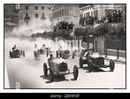 Monaco Grand Prix Grid Start 1933 SIEGER Achille Varzi (Nr. 10) im Vordergrund war der erste mit einem Bugatti. Der Grand Prix von Monaco 1933 war ein Grand Prix-Rennen, das am 23. April 1933 auf dem Circuit de Monaco ausgetragen wurde. Dies war der erste Grand Prix, bei dem die Rasterpositionen nach der Übungszeit und nicht nach der etablierten Methode des Ballings entschieden wurden. Achille Varzi und Tazio Nuvolari tauschten während des Rennens mehrmals die Führung aus und das Rennen wurde in der letzten Runde zu Varzi zugunsten ausgerechnet, als Nuvolaris Wagen wegen Überdrehung in Brand geriet. Stockfoto