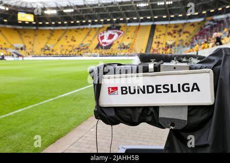 24. Mai 2022, Sachsen, Dresden: Fußball: 2. Bundesliga - Abstieg, SG Dynamo Dresden - 1. FC Kaiserslautern, zweite Etappe im Rudolf-Harbig-Stadion. An einer Fernsehkamera im Stadion hängt ein Bundesliga-Schild. Nach der Niederlage gegen Kaiserslautern wird die SGD in die Dritte Liga abgesetzt. Foto: Jan Woitas/dpa - WICHTIGER HINWEIS: Gemäß den Anforderungen der DFL Deutsche Fußball Liga und des DFB Deutscher Fußball-Bund ist es untersagt, im Stadion und/oder des Spiels aufgenommene Fotos in Form von Sequenzbildern und/oder videoähnlichen Fotoserien zu verwenden oder zu verwenden. Stockfoto