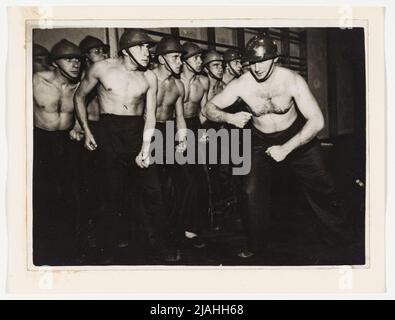 „Ein Denkmal für die gefallenen Krieger“ der Sascha-Leontiev-Schule. Unbekannt Stockfoto