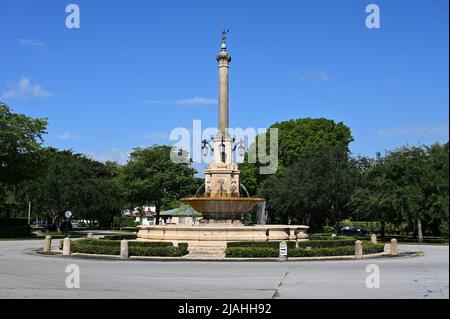 Coral Gables, Florida - 14. Mai 2022 - DeSoto Plaza und Fountain am sonnigen Maimorgen. Stockfoto