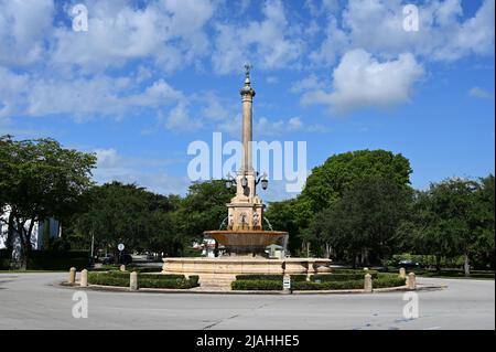 Coral Gables, Florida - 14. Mai 2022 - DeSoto Plaza und Fountain am sonnigen Maimorgen. Stockfoto