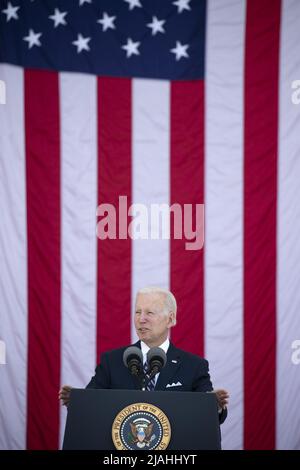 Arlington, Usa. 30.. Mai 2022. Präsident Joe Biden hält am Montag, den 30. Mai 2022, eine Rede beim National Memorial Day Observance 154. im Memorial Amphitheatre auf dem Arlington National Cemetery in Arlington, Virginia. Foto von Michael Reynolds/UPI Credit: UPI/Alamy Live News Stockfoto