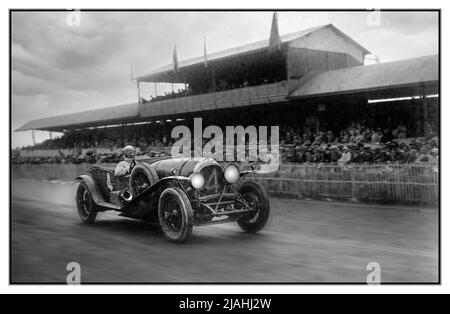 1928 LE MANS 24-STUNDEN-SIEGER Bentley Nummer 4 von Barnato und Rubin in der Abenddämmerung 24 Stunden des Le Mans Motorrennens. Die 24 Stunden von Le Mans 1928 war der 6. Grand Prix of Endurance, der am 16. Und 17. Juni 1928 auf dem Circuit de la Sarthe stattfand. Bentley-Regisseur Woolf LE MANS. Barnato und der in Australien geborene Bernard Rubin in einem Bentley 4½ Liter sicherten der Firma nach einem Wettkampf mit dem Stutz von Edouard Brisson und Robert Bloch zwei Siege. Dabei gewann sie den Eröffnungspreis für die Gesamtdistanz. "Die Bentley Boys" Le Mans Frankreich Stockfoto