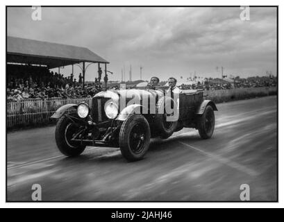 1929 JAHRGANG LE MANS 24 HRS BENTLEY SIEGER NUMMER 1 von Barnato und Birkin 1929 24 Stunden von Le Mans die 1929 24 Stunden von Le Mans waren der Grand Prix of Endurance 7., der am 15. Und 16. Juni 1929 auf dem Circuit de la Sarthe stattfand Bentley war das bisher dominanteste Rennen im Rennen und erzielte einen umfassenden Sieg über die ersten vier Plätze auf Distanz. Bentley-Direktor Woolf Barnato wiederholte seinen Sieg des Vorjahres, der diesmal von seinem Kollegen Bentley Boy Sir Henry „Tim“ Birkin mitgetragen wurde. Sie hatten von Anfang bis Ende geführt und einen neuen Streckenrekord und Rundenrekord aufgestellt. Stockfoto