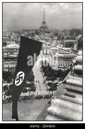 PARIS WW2 Nazi-Besetzung Paris Frankreich mit großem Banner Swastika fliegt über Paris mit Eiffelturm hinter Paris Frankreich Juni 1940 Paris begann im September 1939, als Nazi-Deutschland und die Sowjetunion Polen Angriffen, für den Krieg zu mobilisieren. Doch am 10. Mai 1940 griffen die Deutschen Frankreich an und besiegten schnell die französische Armee. Die französische Regierung verließ Paris am 10. Juni, die Deutschen besetzten die Stadt am 14. Juni. Während der Besatzung zog die französische Regierung nach Vichy, und Paris wurde vom deutschen Nazi-Militär und von französischen Beamten regiert, die von den Deutschen genehmigt wurden. Stockfoto