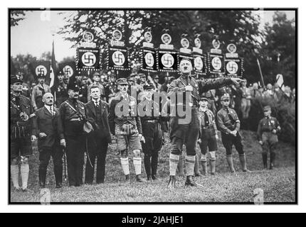 Adolf Hitler 1920s in Nürnberg hält eine Rede auf dem Dritten NSDAP-Kongress in Nürnberg. 1927 hinter Hitler stehen Rudolf Hess, Julius Streicher und Heinrich Himmler. Datum 12.–21. August 1927 Stockfoto