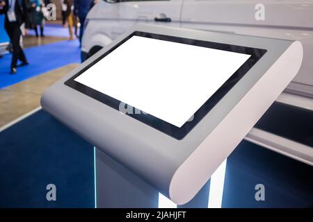 Elektronischer Multimedia Tablet-Kiosk mit weißem Display auf der Ausstellung Stockfoto