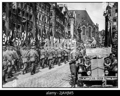 Nürnberger SA-Kundgebung 1930s mit Adolf Hitler, der in seinem Mercedes-Benz 770 steht, während der Nürnberger Kundgebung 1935, dem NSDAP-Kongress 7., der vom 10. Bis 16. September in Nürnberg stattfand, die SA-Mitglieder in einer Parade begutachten. Hitler wird begleitet von der Blutfahne, ("Blutflagge", zeremonielle Hakenkreuzflagge) und ihrem Träger SS-Sturmbannführer Jakob Grimminger. Stockfoto