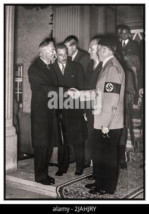 HITLER CHAMBERLAIN 1938 Propagandabild der Vorkriegszeit von Neville Chamberlain britischer Premierminister schüttelt sich die Hände und trifft auf Nazi Adolf Hitler in Berlin Deutschland 30.. September 1938 Stockfoto