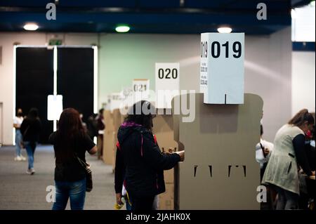 Die Menschen nehmen an der Wahlkundgebung während der Präsidentschaftswahlen 2022 in Bogota, Kolumbien, am 29. Mai 2022 Teil. Stockfoto