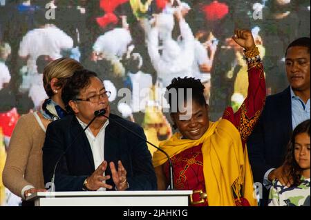 Der linke Präsidentschaftskandidat Gustavo Petro und die Laufgefährtin Francia Marquez feiern ihren Sieg und ihre Teilnahme an den Präsidentschaftswahlen in Agai Stockfoto