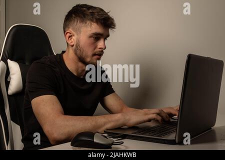 Ein Student im Alter von einer Universität, der an einem Laptop arbeitet Stockfoto