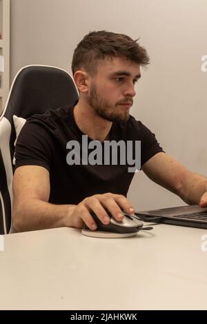 Ein Student im Alter von einer Universität, der an einem Laptop arbeitet Stockfoto