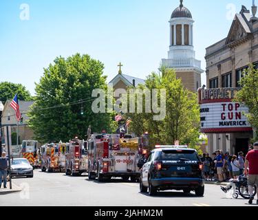 Suffern, NY - USA - 30. Mai 2022 Feuerwehrautos der Feuerwehr Suffern nehmen an der jährlichen Parade und Zeremonie zum Memorial Day Teil. Stockfoto