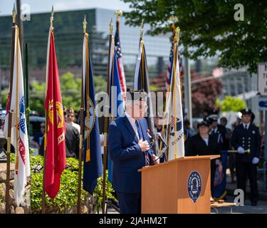 Suffern, NY - USA - 30. Mai 2022 Reden, die am Ende der jährlichen Parade zum Memorial Day und der Zeremonie vor dem Soldier's Monu der Washington Avenue gehalten werden Stockfoto