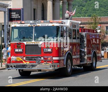 Suffern, NY - USA - 30. Mai 2022 Feuerwehrautos der Feuerwehr Suffern nehmen an der jährlichen Parade und Zeremonie zum Memorial Day Teil. Stockfoto