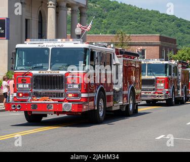 Suffern, NY - USA - 30. Mai 2022 Feuerwehrautos der Feuerwehr Suffern nehmen an der jährlichen Parade und Zeremonie zum Memorial Day Teil. Stockfoto