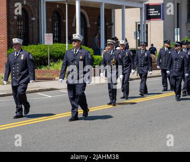 Suffern, NY - USA - 30. Mai 2022 Feuerwehrleute der Feuerwehr Suffern marschieren zur jährlichen Parade und Zeremonie zum Memorial Day. Stockfoto