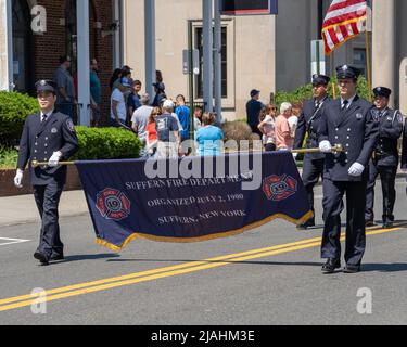 Suffern, NY - USA - 30. Mai 2022 Feuerwehrleute der Feuerwehr Suffern marschieren zur jährlichen Parade und Zeremonie zum Memorial Day. Stockfoto