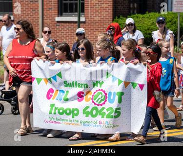 Suffern, NY - USA - 30. Mai 2022 Girl Scouts from Truppe 40425. märz Parade und Zeremonie zum jährlichen Memorial Day. Stockfoto