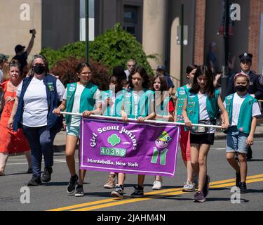 Suffern, NY - USA - 30. Mai 2022 Mädchen Scout Junioren aus Truppe 40368 märz in der jährlichen Memorial Day Parade und Zeremonie. Stockfoto