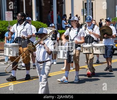 Suffern, NY - USA - 30. Mai 2022 die Marching Band der Suffern High School marschiert zur jährlichen Parade und Zeremonie zum Memorial Day. Stockfoto