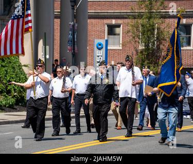 Suffern, NY - USA - 30. Mai 2022 Veteranen der American Legion Post 859. märz bei der jährlichen Parade und Zeremonie zum Memorial Day. Stockfoto