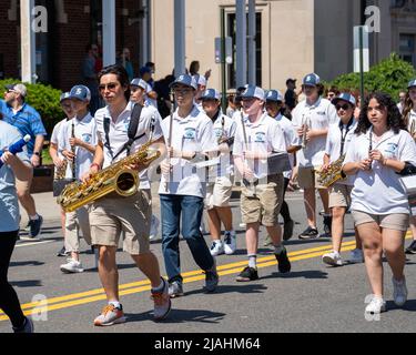 Suffern, NY - USA - 30. Mai 2022 die Marching Band der Suffern High School marschiert zur jährlichen Parade und Zeremonie zum Memorial Day. Stockfoto