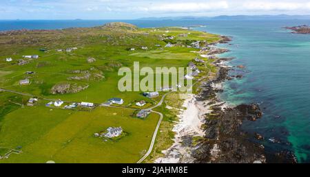 Luftaufnahme von der Drohne des Dorfes Iona auf der Insel Iona, Argyll und Bute, Schottland, Großbritannien Stockfoto