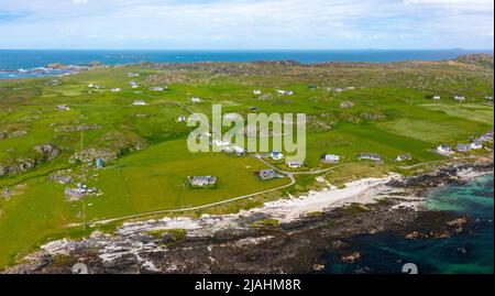 Luftaufnahme von einer Drohne von Häusern auf der Isle of Iona, Argyll und Bute, Schottland, Großbritannien Stockfoto