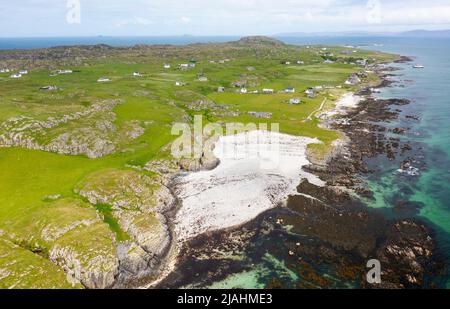 Luftaufnahme von der Drohne des Traigh Mhor Beach auf der Isle of Iona, Argyll and Bute, Schottland, Großbritannien Stockfoto