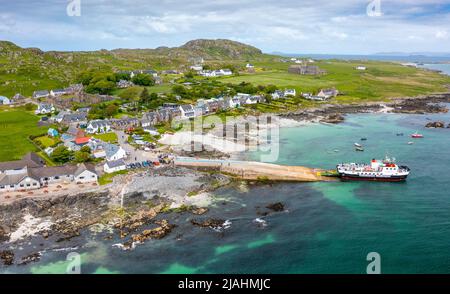 Aus der Vogelperspektive von der Drohne des Dorfes Baile Mor in St Ronans Bay auf der Isle of Iona, Argyll and Bute, Schottland, Großbritannien Stockfoto