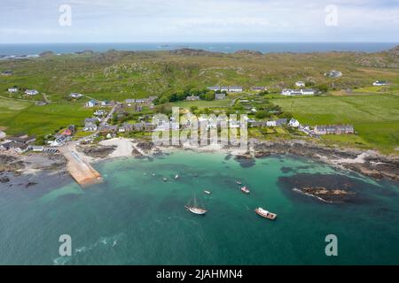 Aus der Vogelperspektive von der Drohne des Dorfes Baile Mor in St Ronans Bay auf der Isle of Iona, Argyll and Bute, Schottland, Großbritannien Stockfoto