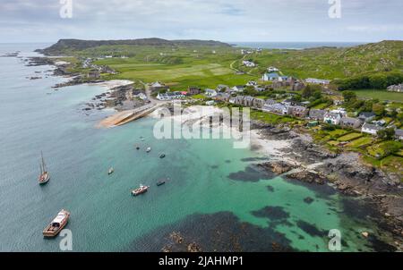 Aus der Vogelperspektive von der Drohne des Dorfes Baile Mor in St Ronans Bay auf der Isle of Iona, Argyll and Bute, Schottland, Großbritannien Stockfoto