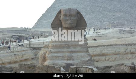 Giza, Ägypten, Januar 13 2018: Ein Profil der Großen Sphinx von Gizeh, einschließlich Pyramide von Khepre und Pyramiden Wüste im Hintergrund, es ist ein Limesto Stockfoto