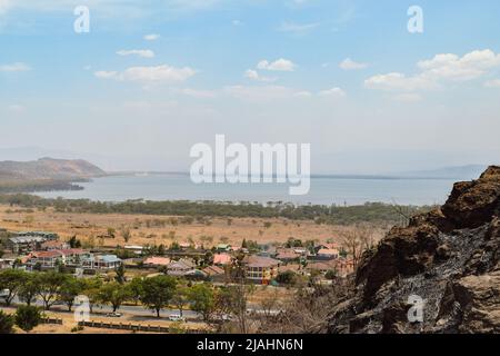 Hochwinkelansicht der Stadt Nakuru vor dem Hintergrund des Lake Nakuru, Kenia Stockfoto