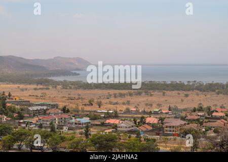 Hochwinkelansicht der Stadt Nakuru vor dem Hintergrund des Lake Nakuru, Kenia Stockfoto