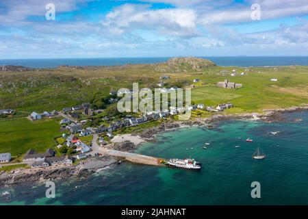 Aus der Vogelperspektive von der Drohne des Dorfes Baile Mor in St Ronans Bay auf der Isle of Iona, Argyll and Bute, Schottland, Großbritannien Stockfoto