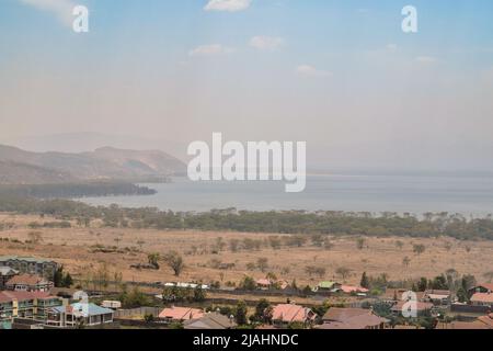 Hochwinkelansicht der Stadt Nakuru vor dem Hintergrund des Lake Nakuru, Kenia Stockfoto